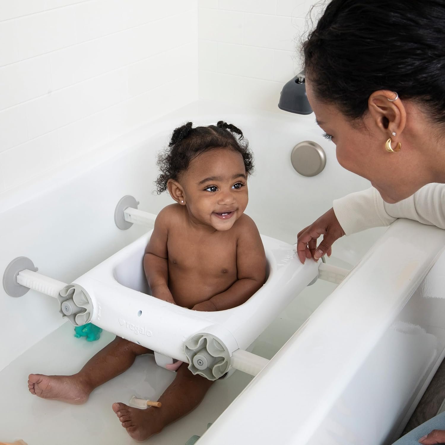 Regalo Baby Basics Baby Bath Seat with Suction Cups, Sit-Up Bath Support for Infants, Secure Baby Bath Chair for Bathtub, Easy Clean with Drain Holes, Fits Standard Tubs, White